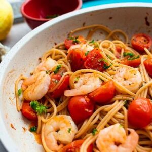 LINGUINI SALTATI CON GAMBERI, POMODORO, VINO, AGLIO E PREZZEMOLO