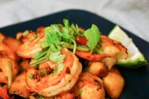 Gamberoni saltati in aglio, prezzemolo e pomodorino