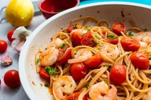 Linguini saltati con gamberi, pomodoro, vino, aglio e prezzemolo